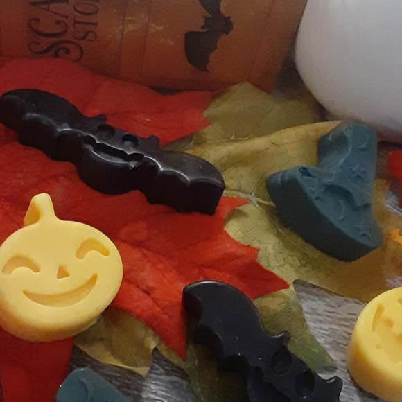 5/$25 🎃 Spooky Wax Melts - Picture 2 of 3